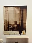 Ancienne photo en noir et blanc d'une personne assise